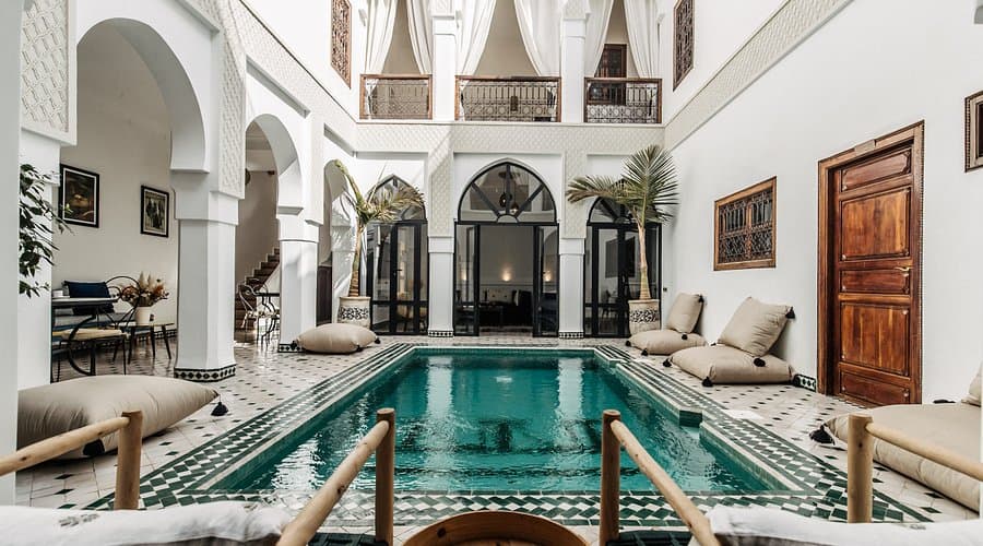 Riad traditionnel à Marrakech avec piscine et architecture mauresque